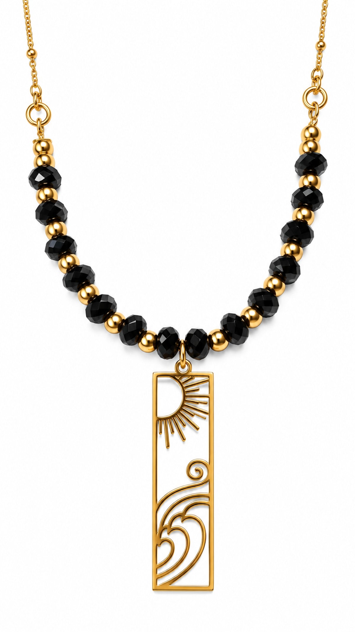 Collar de ónix negro con colgante rectangular dorado de sol y olas.