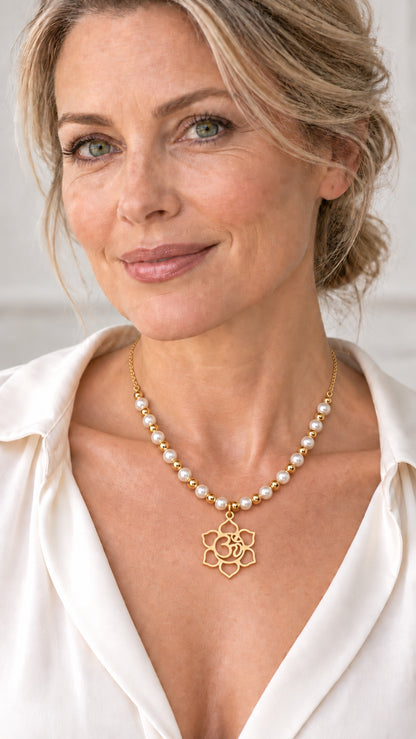 Mujer con collar dorado de perlas y colgante Om dentro de flor de loto.
