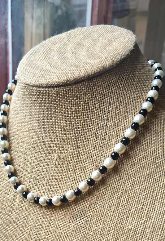 Collar Unisex de cuentas de Ónix y Perlas. Posa sobre cuello.