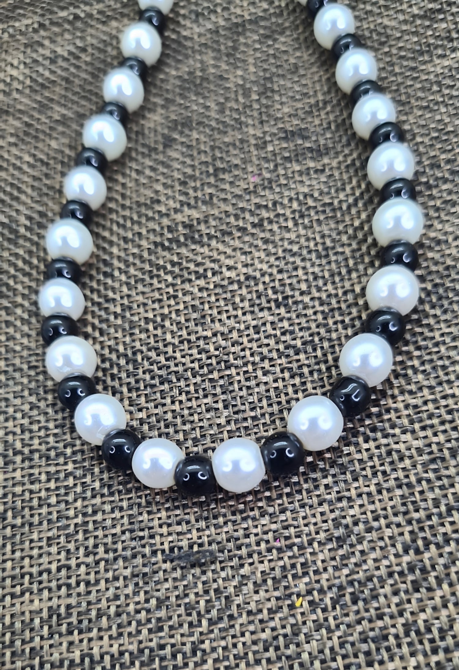 Collar Unisex de cuentas de Ónix y Perlas. Posa sobre saquito.