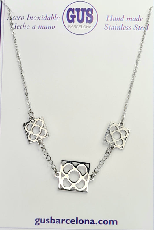 Colgante Flor de Barcelona 3 Acero Inoxidable plateado para mujer. Posa sobre cartón blanco.