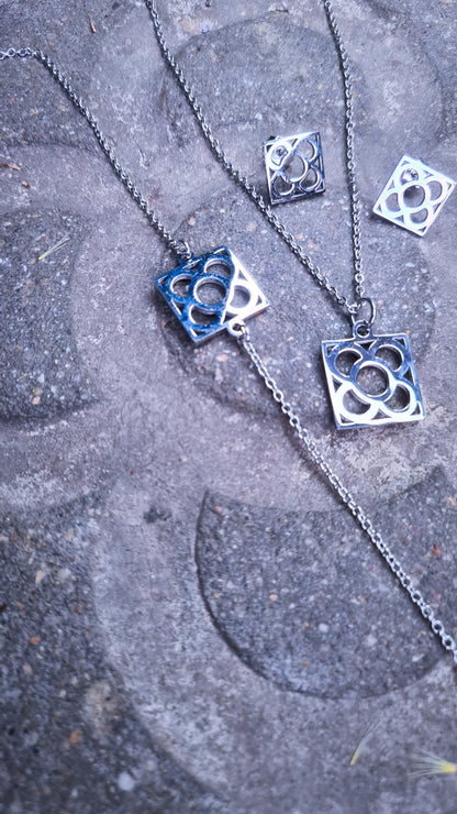 Conjunto Flor de Barcelona Acero Inoxidable para mujer. Posa sobre baldosa.