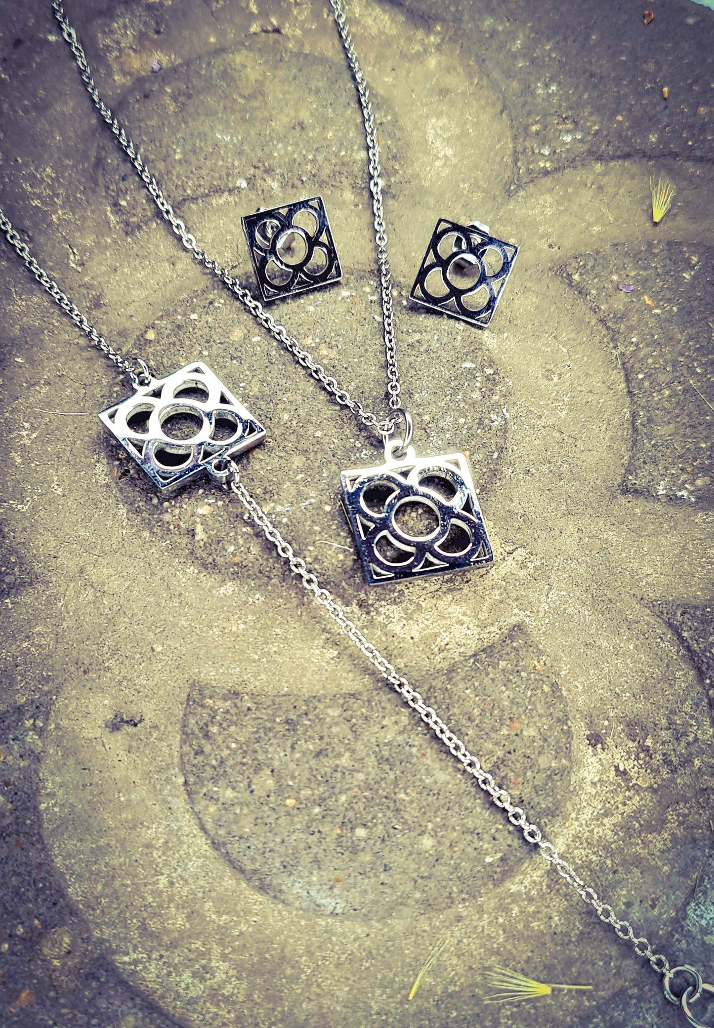 Conjunto Flor de Barcelona Acero Inoxidable para mujer. Posa sobre baldosa.