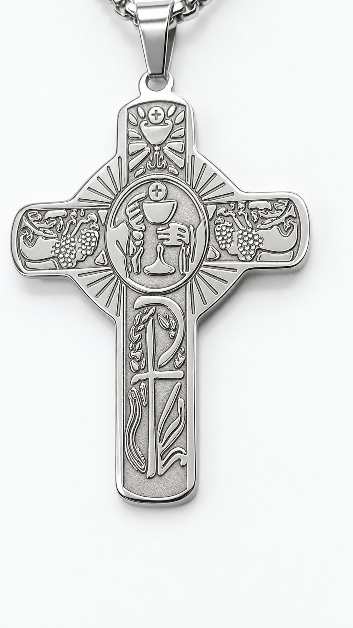 Cruz de acero inoxidable con motivos de Cáliz en relieve y cadena sobre fondo claro.