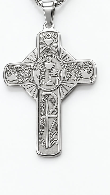 Cruz de acero inoxidable con motivos de Cáliz en relieve y cadena sobre fondo claro.