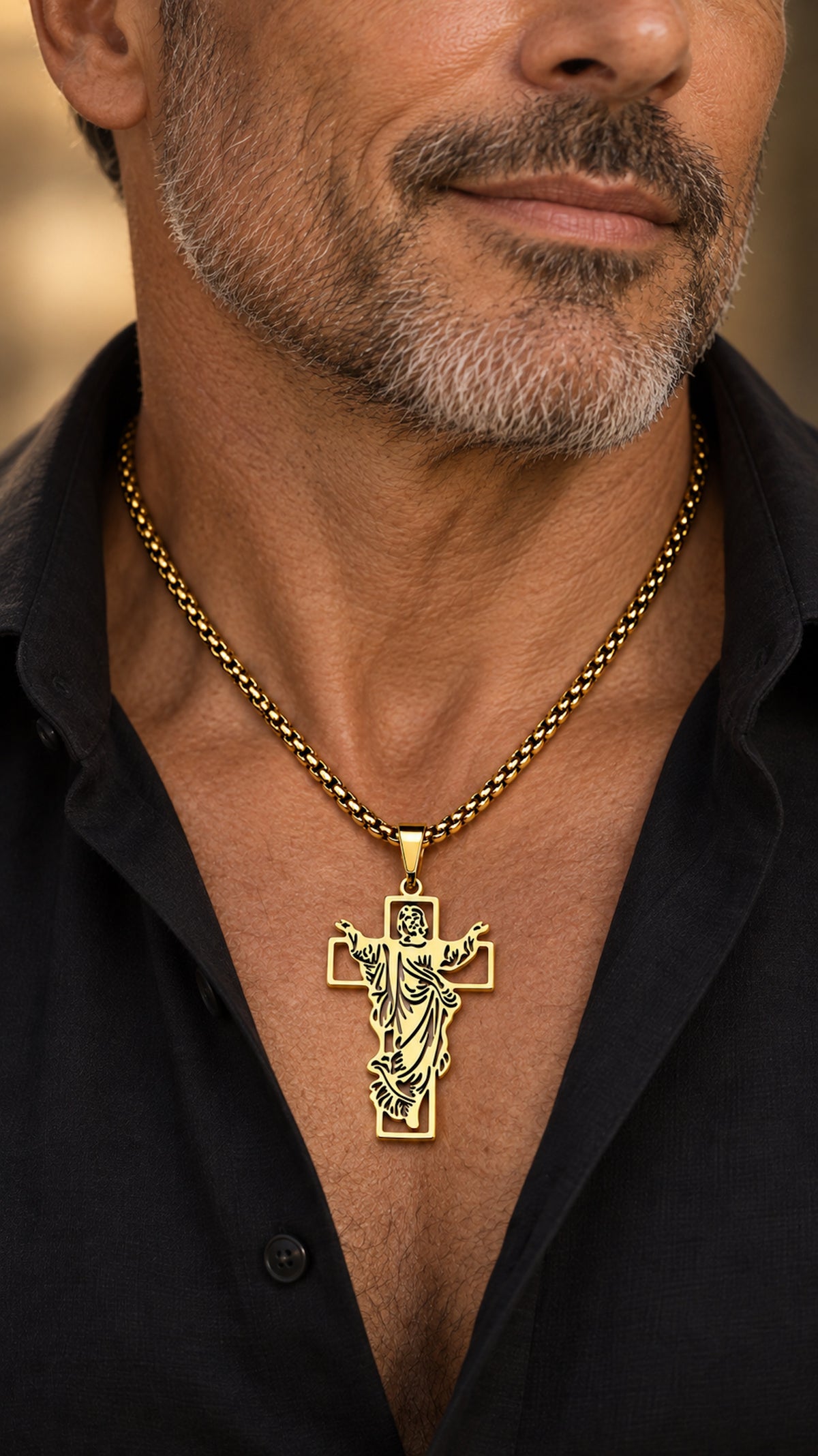 Cruz con Jesús dorada de acero inoxidable con cadena de 60 cm llevada por un hombre.