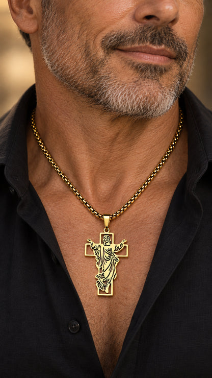 Cruz con Jesús dorada de acero inoxidable con cadena de 60 cm llevada por un hombre.