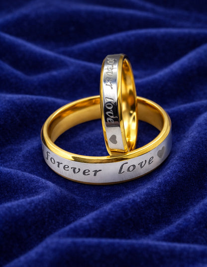 Set de dos alianzas Forever Love de acero inoxidable bicolor de 4 y 6 mm sobre terciopelo azul.