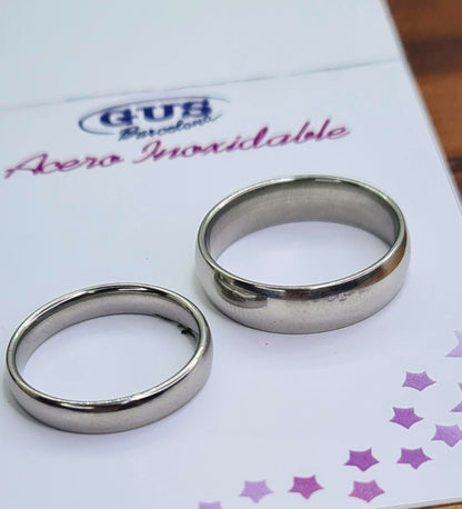 Set de alianzas plateadas junto a imagen de marca Gus Barcelona.