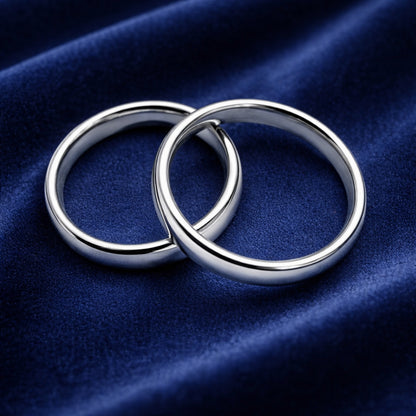 Pack de anillos plateados de acero inoxidable sobre terciopelo azul.
