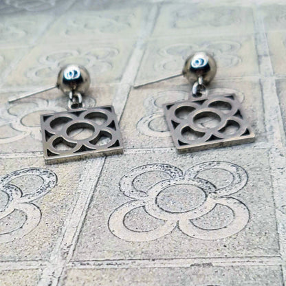 Pendientes con la Flor de Barcelona de acero inoxidable, conocida también como la rajola o panot es uno de los símbolos de la ciudad de Barcelona. Tope de Bola.