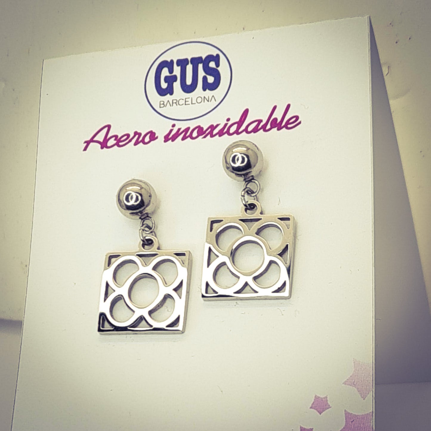 Pendientes con la Flor de Barcelona de acero inoxidable, conocida también como la rajola o panot es uno de los símbolos de la ciudad de Barcelona. Tope de Bola.