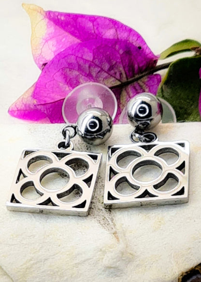 Pendientes con la Flor de Barcelona de acero inoxidable, conocida también como la rajola o panot es uno de los símbolos de la ciudad de Barcelona. Tope de Bola.