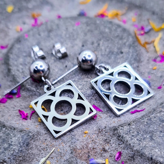 Pendientes con la Flor de Barcelona de acero inoxidable, conocida también como la rajola o panot es uno de los símbolos de la ciudad de Barcelona. Tope de Bola.