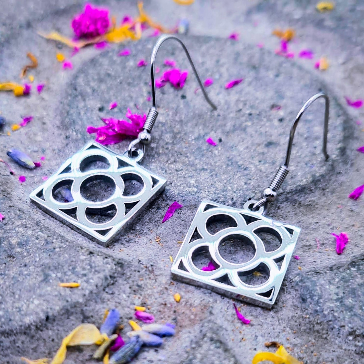 Pendientes de gancho con la Flor de Barcelona de acero inoxidable, conocida también como la rajola o panot es uno de los símbolos de la ciudad de Barcelona.