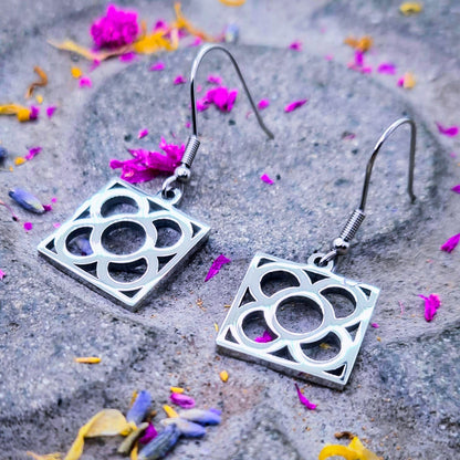 Pendientes de gancho con la Flor de Barcelona de acero inoxidable, conocida también como la rajola o panot es uno de los símbolos de la ciudad de Barcelona.