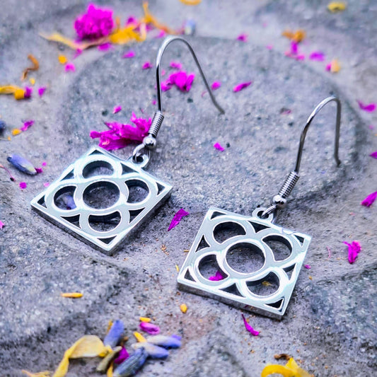 Pendientes de gancho con la Flor de Barcelona de acero inoxidable, conocida también como la rajola o panot es uno de los símbolos de la ciudad de Barcelona.