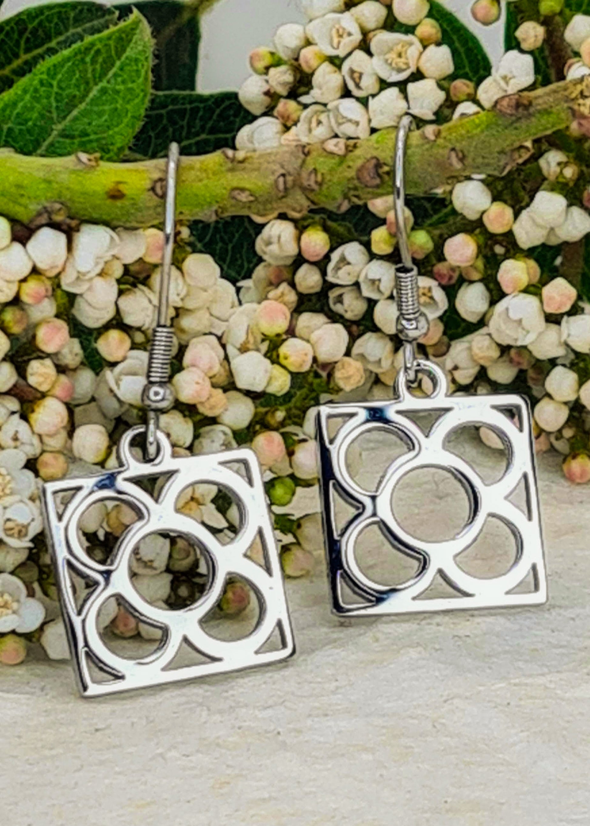 Pendientes de gancho con la Flor de Barcelona de acero inoxidable, conocida también como la rajola o panot es uno de los símbolos de la ciudad de Barcelona.