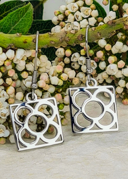 Pendientes de gancho con la Flor de Barcelona de acero inoxidable, conocida también como la rajola o panot es uno de los símbolos de la ciudad de Barcelona.