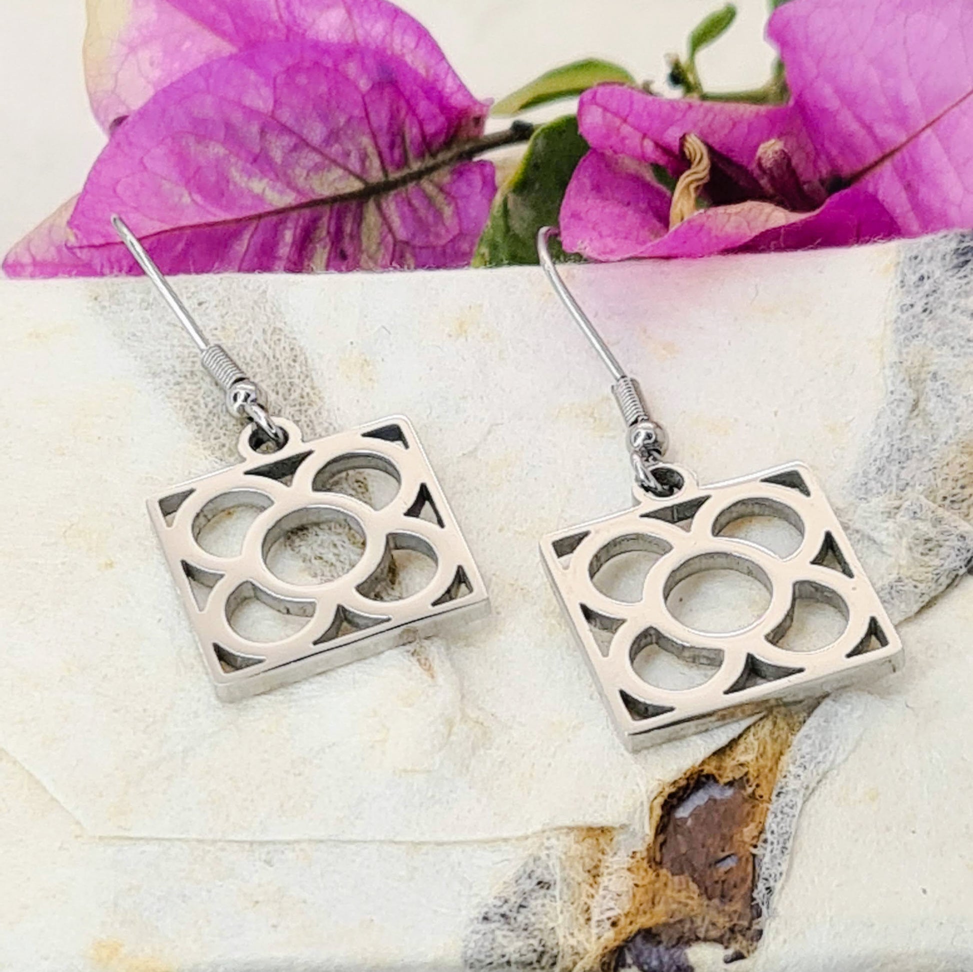 Pendientes de gancho con la Flor de Barcelona de acero inoxidable, conocida también como la rajola o panot es uno de los símbolos de la ciudad de Barcelona.