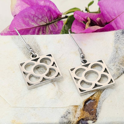 Pendientes de gancho con la Flor de Barcelona de acero inoxidable, conocida también como la rajola o panot es uno de los símbolos de la ciudad de Barcelona.