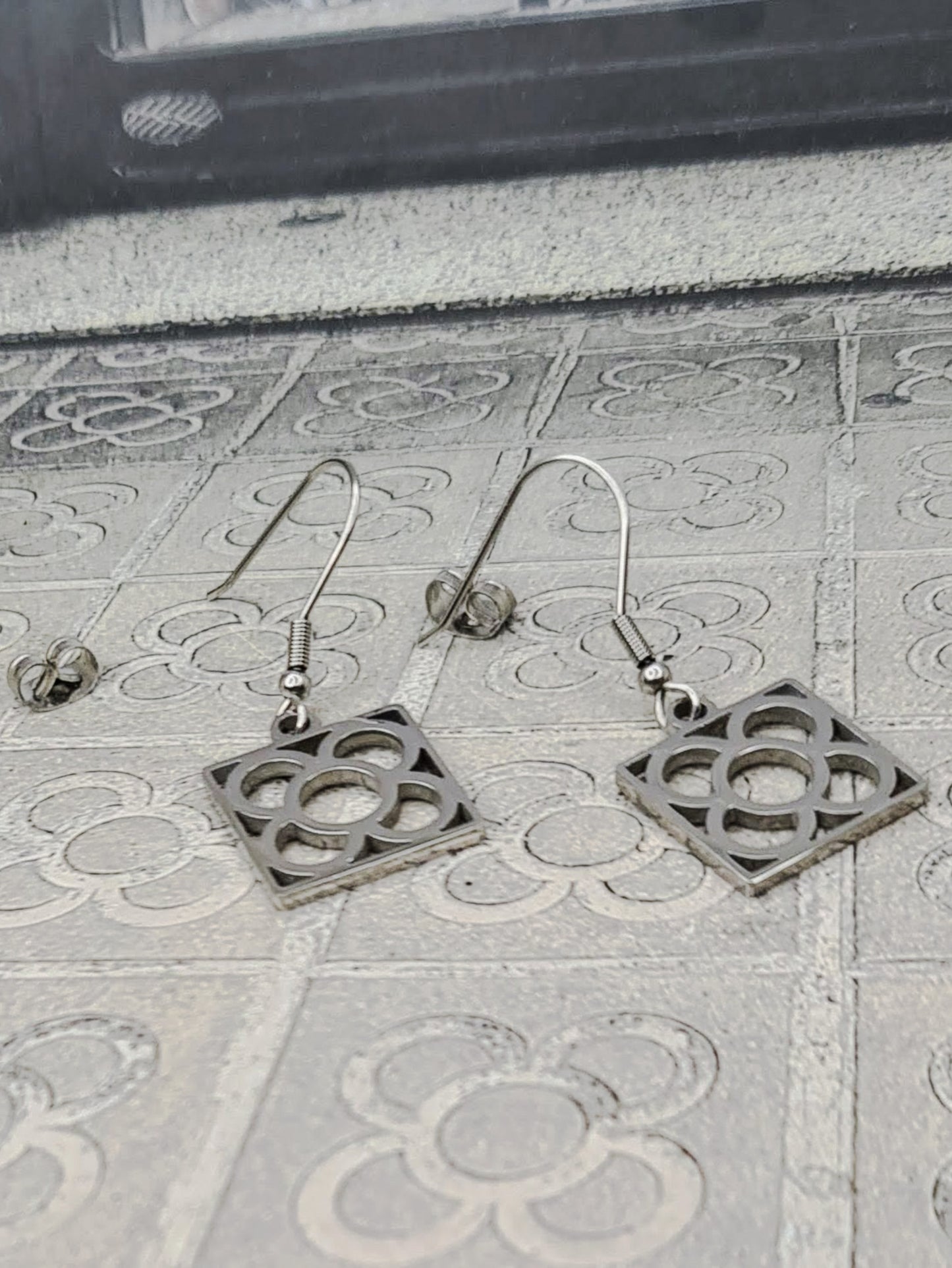 Pendientes de gancho con la Flor de Barcelona de acero inoxidable, conocida también como la rajola o panot es uno de los símbolos de la ciudad de Barcelona.