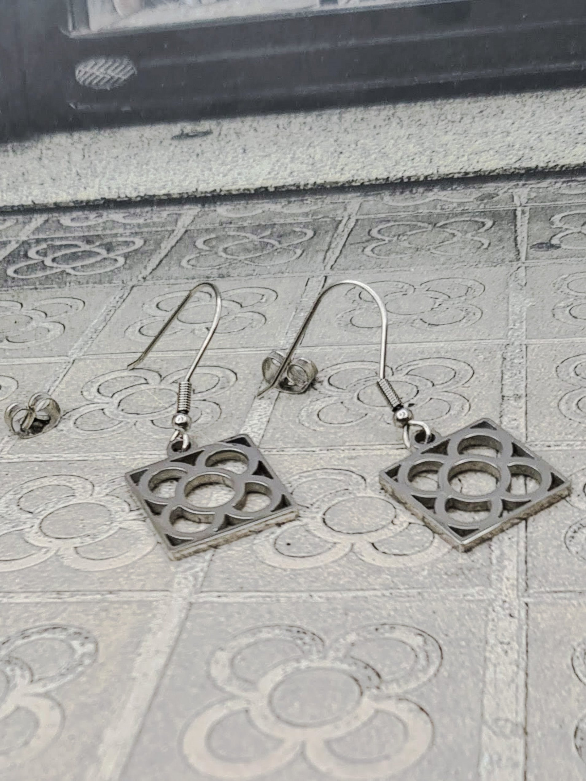 Pendientes de gancho con la Flor de Barcelona de acero inoxidable, conocida también como la rajola o panot es uno de los símbolos de la ciudad de Barcelona.