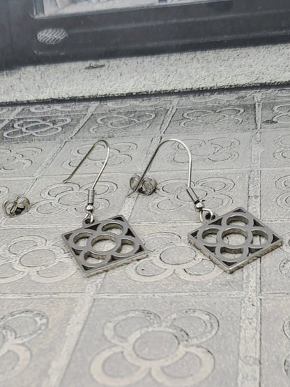 Pendientes de gancho con la Flor de Barcelona de acero inoxidable, conocida también como la rajola o panot es uno de los símbolos de la ciudad de Barcelona.