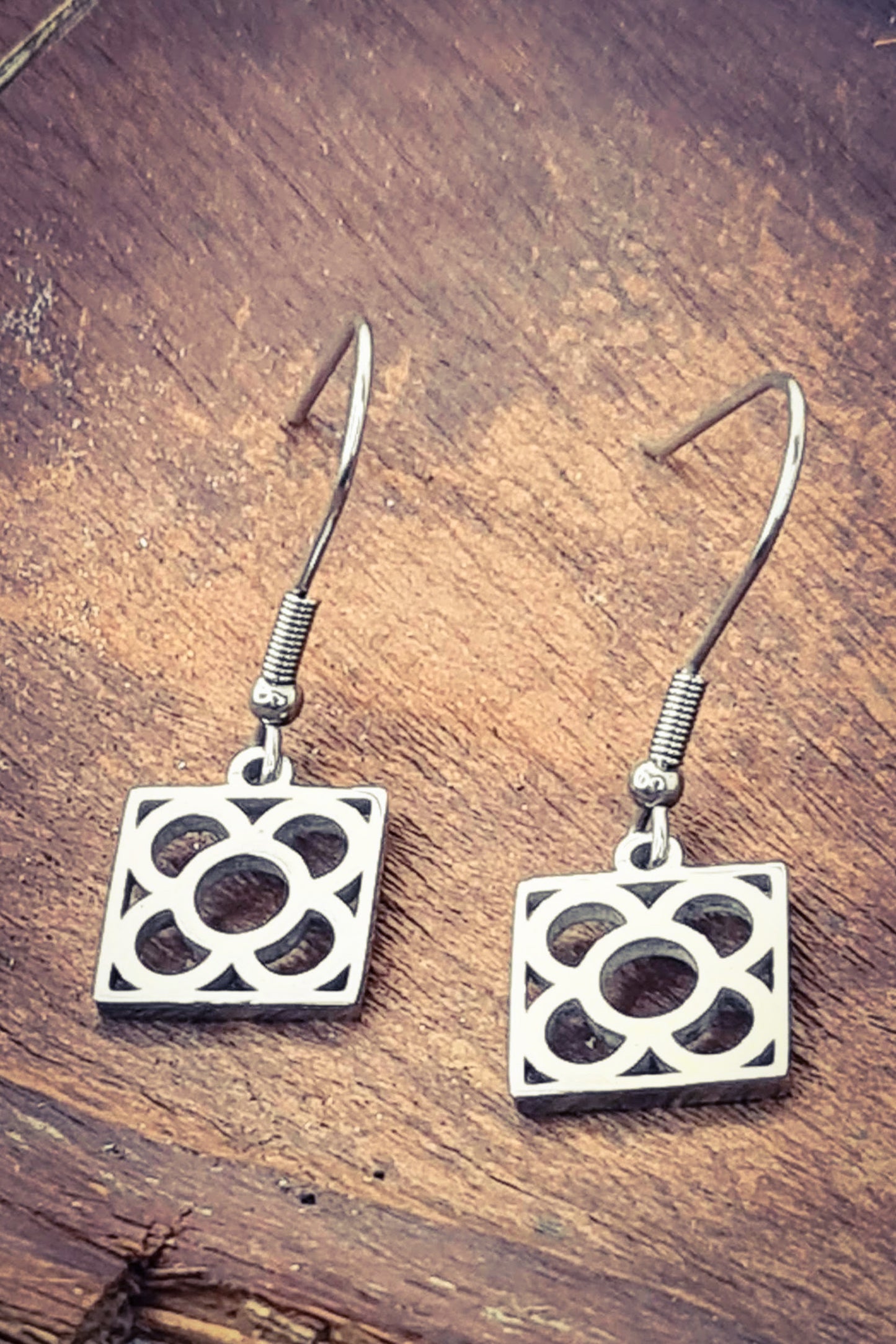 Pendientes de gancho con la Flor de Barcelona de acero inoxidable, conocida también como la rajola o panot es uno de los símbolos de la ciudad de Barcelona.