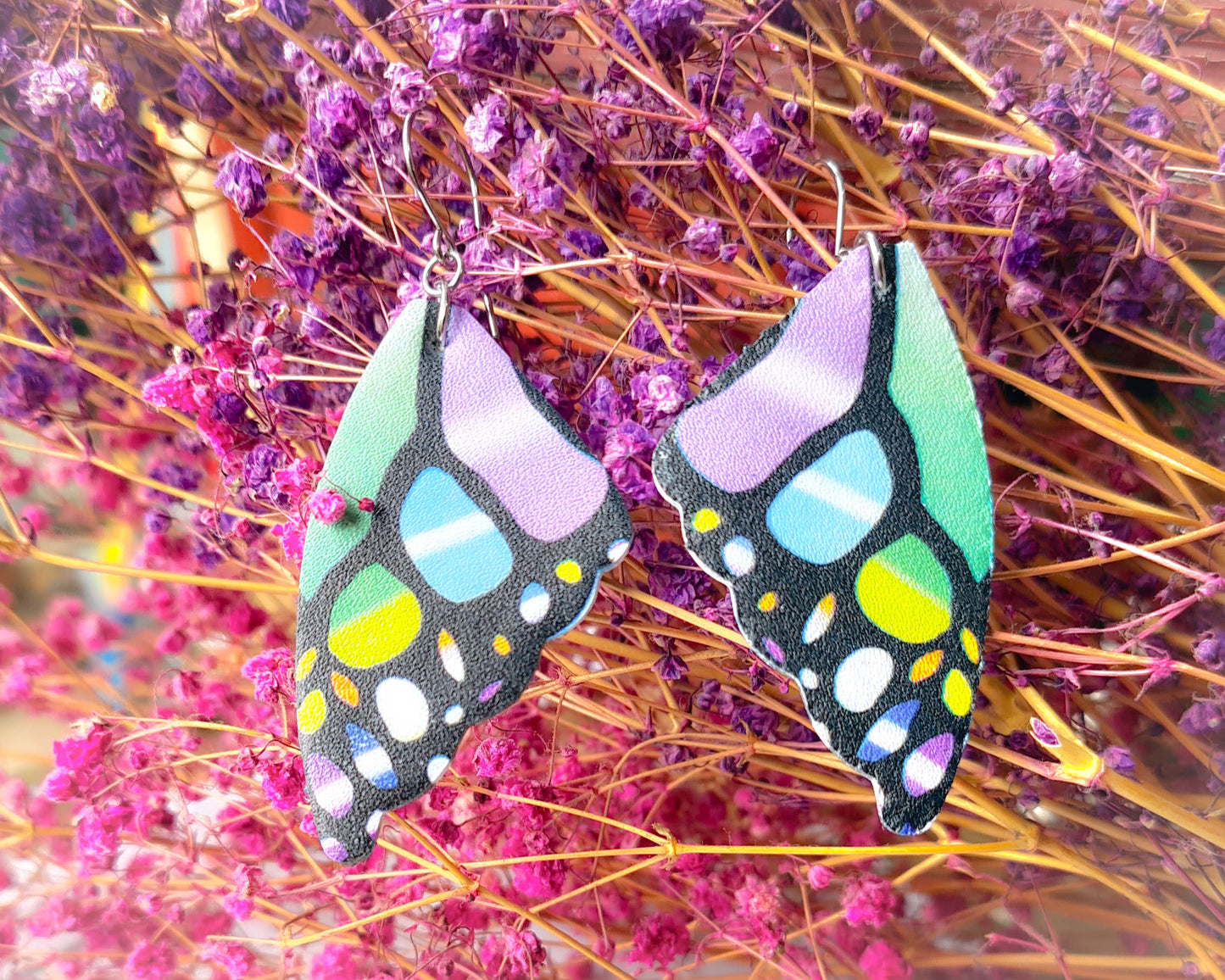 Pendientes Alas de Mariposa para mujer en Acero y Acrílico. Posa sobre ramas con flores.