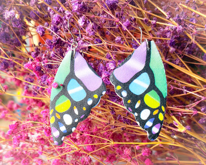 Pendientes Alas de Mariposa para mujer en Acero y Acrílico. Posa sobre ramas con flores.