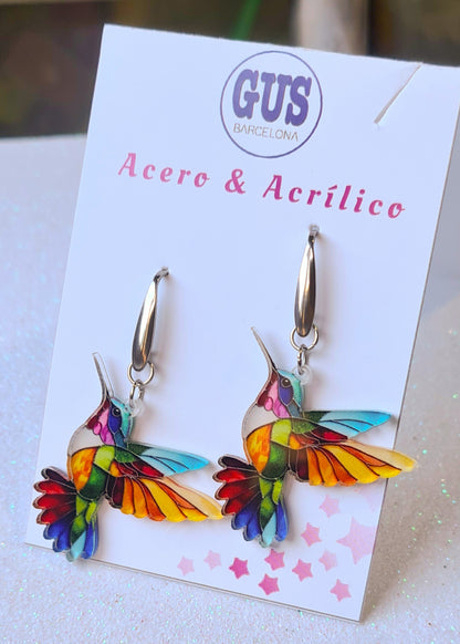 Pendientes Colibrí para mujer en Acero y Acrílico. Posa sobre cartón blanco.