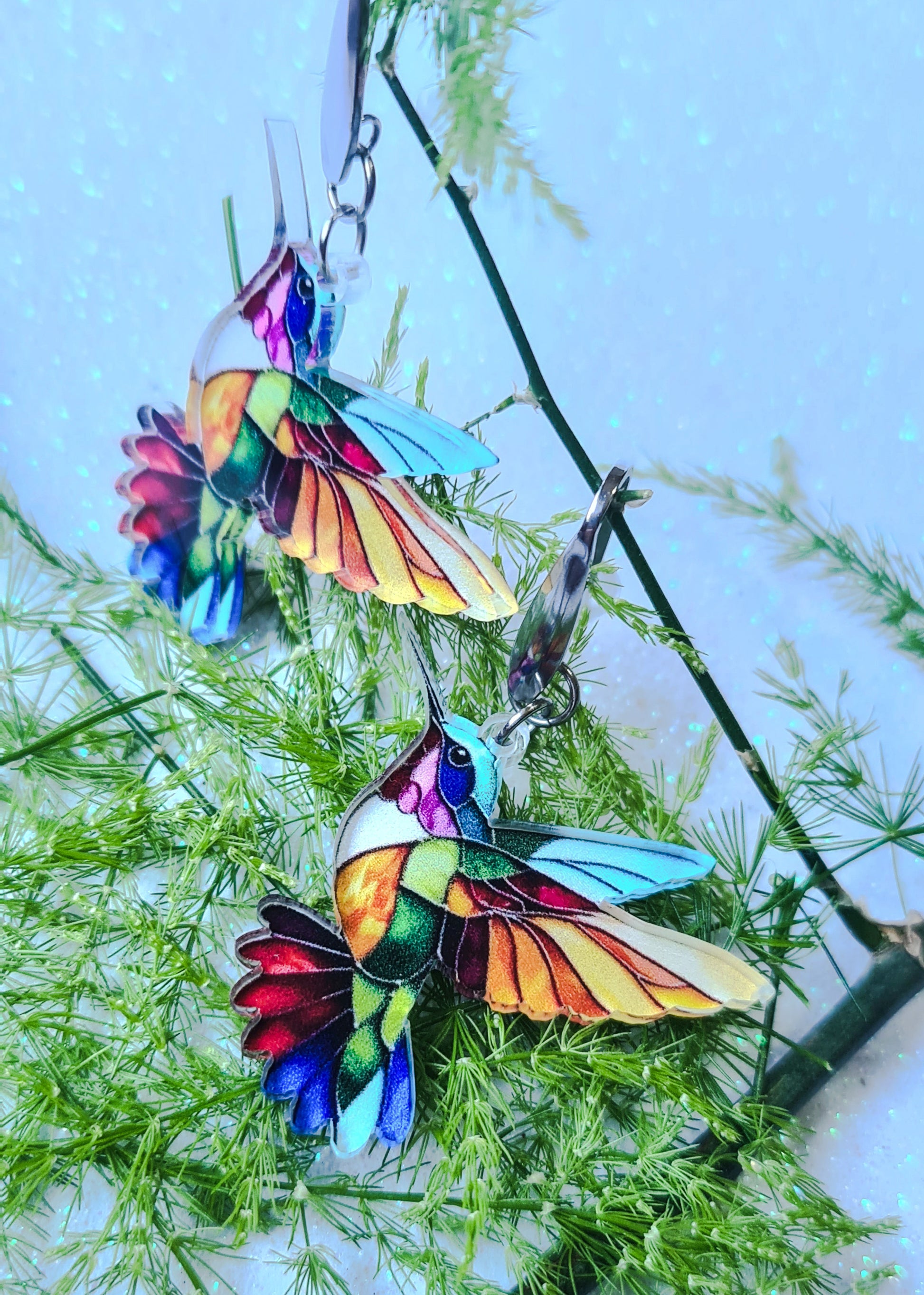Pendientes Colibrí para mujer en Acero y Acrílico. Posa sobre ramas verdes.