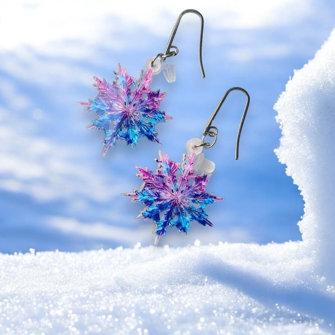 Pendientes Copo de Nieve para mujer en Acero y Acrílico. Posa sobre nieve.