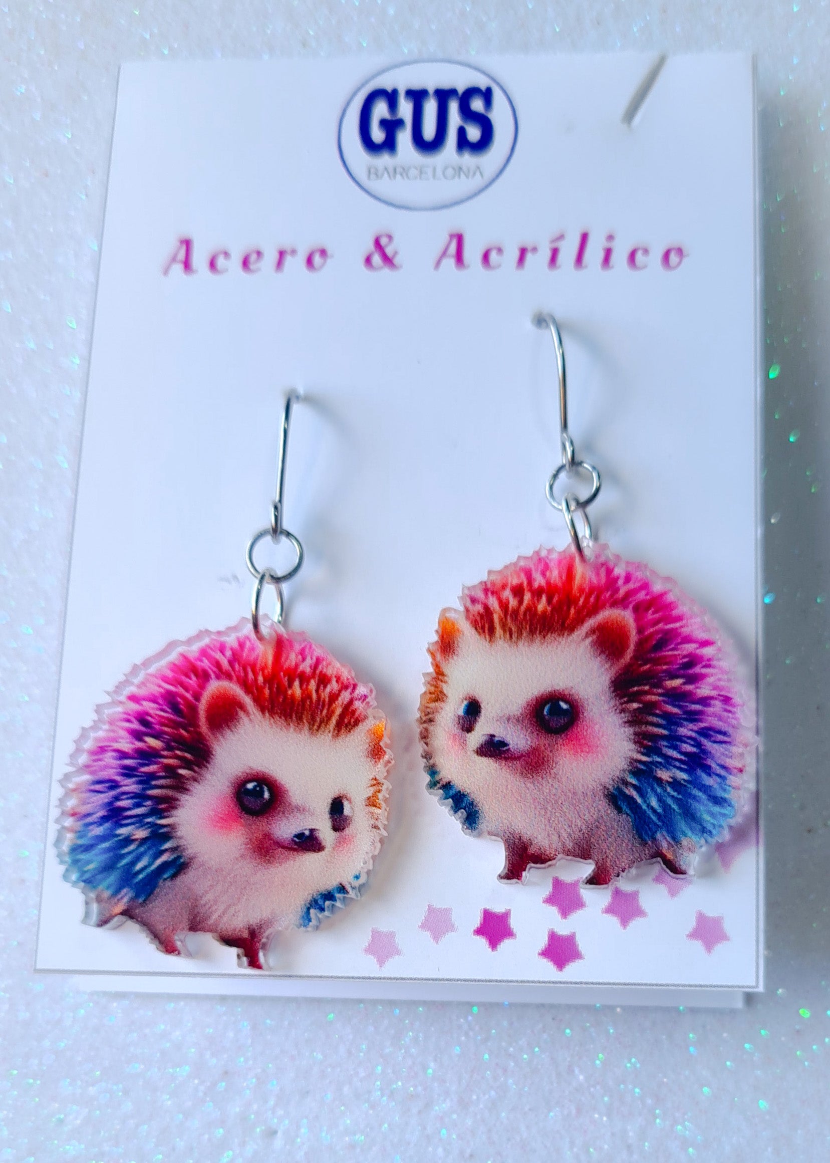 Pendientes Erizo para mujer en Acero y Acrílico. Posa sobre cartón blanco.