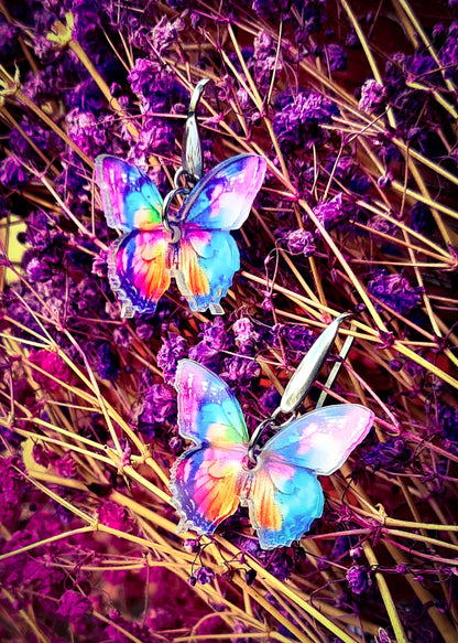Pendientes Mariposa multicolor para mujer en Acero y Acrílico. Posa sobre ramas con flores.