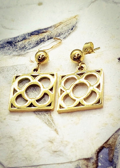 Pendientes con la Flor de Barcelona de acero inoxidable dorado, conocida también como la rajola o panot es uno de los símbolos de la ciudad de Barcelona. Tope de Bola.