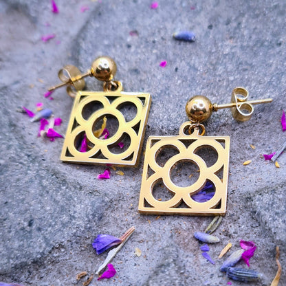 Pendientes con la Flor de Barcelona de acero inoxidable dorado, conocida también como la rajola o panot es uno de los símbolos de la ciudad de Barcelona. Tope de Bola.