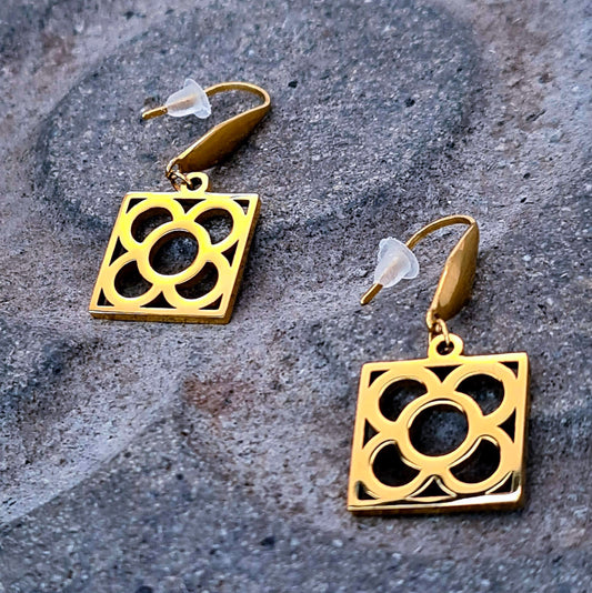 Pendientes con la Flor de Barcelona de acero inoxidable dorado, conocida también como la rajola o panot es uno de los símbolos de la ciudad de Barcelona. Gancho2.