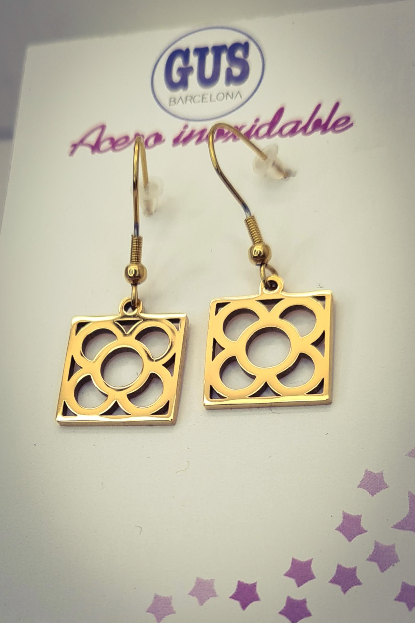 Pendientes con la Flor de Barcelona de acero inoxidable dorado, conocida también como la rajola o panot es uno de los símbolos de la ciudad de Barcelona. Gancho.