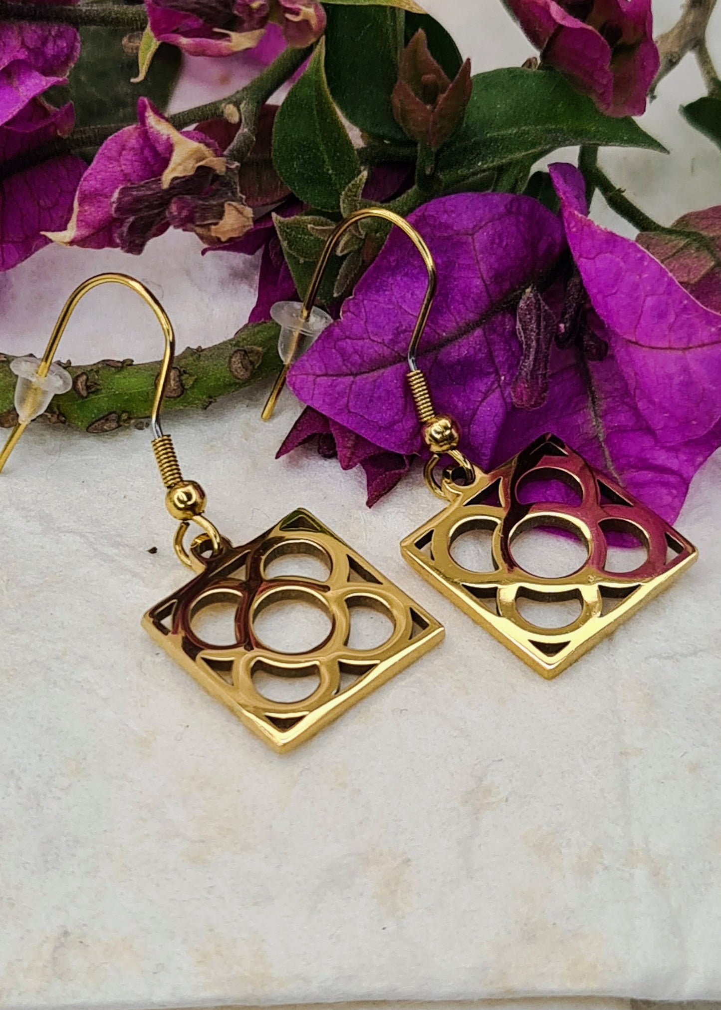 Pendientes con la Flor de Barcelona de acero inoxidable dorado, conocida también como la rajola o panot es uno de los símbolos de la ciudad de Barcelona. Gancho.
