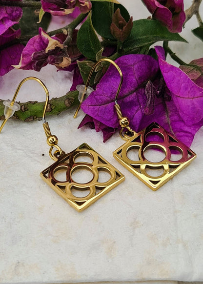 Pendientes con la Flor de Barcelona de acero inoxidable dorado, conocida también como la rajola o panot es uno de los símbolos de la ciudad de Barcelona. Gancho.