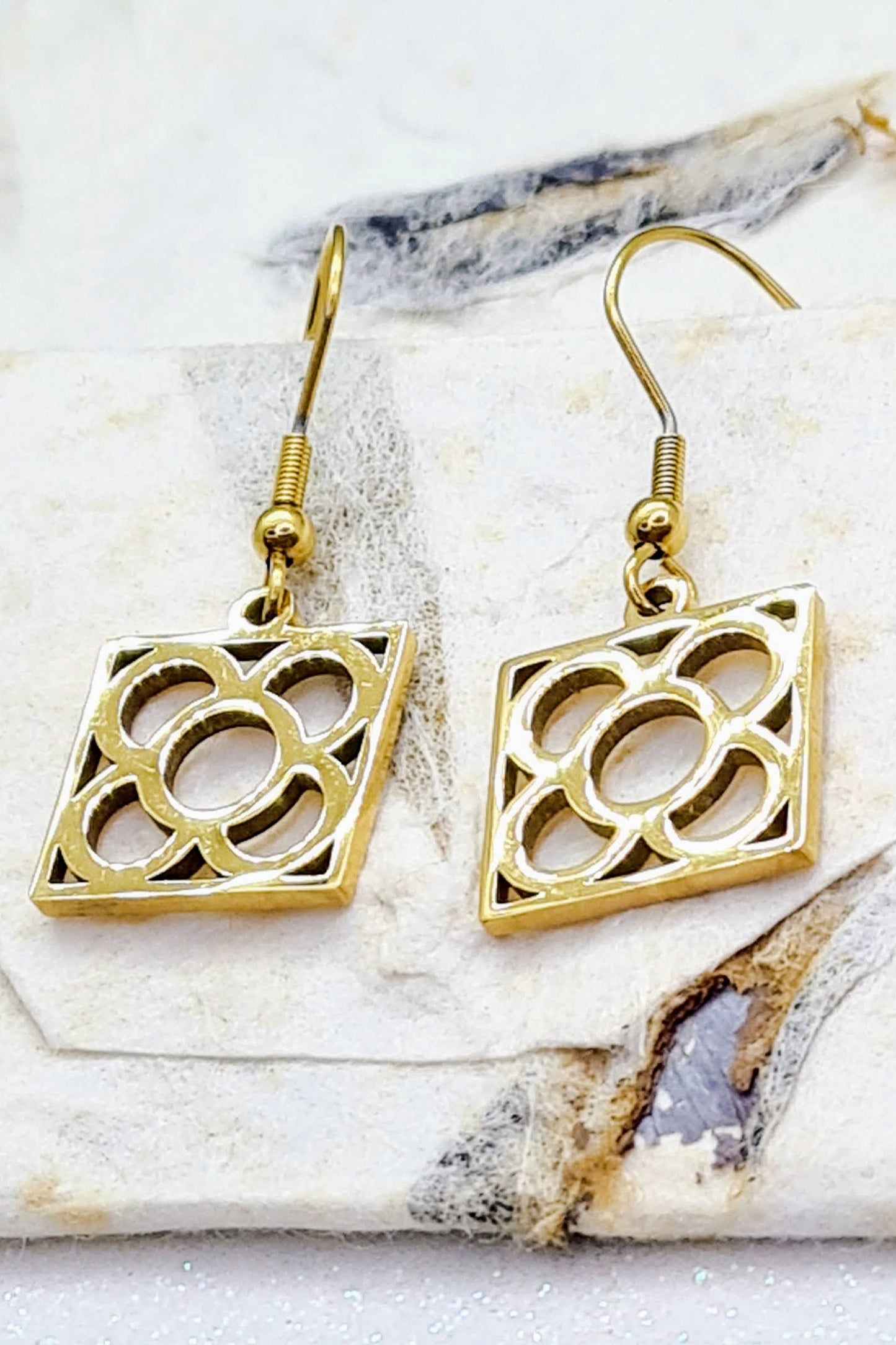 Pendientes con la Flor de Barcelona de acero inoxidable dorado, conocida también como la rajola o panot es uno de los símbolos de la ciudad de Barcelona. Gancho.