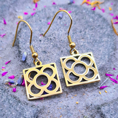 Pendientes con la Flor de Barcelona de acero inoxidable dorado, conocida también como la rajola o panot es uno de los símbolos de la ciudad de Barcelona. Gancho.