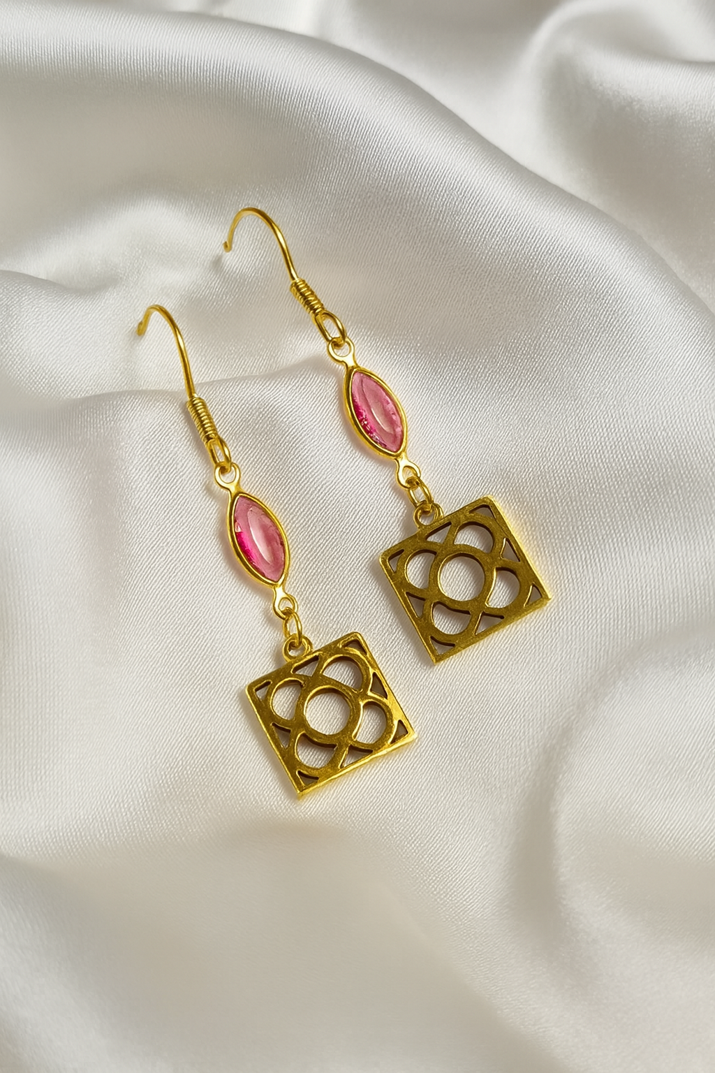 Pendientes de acero inoxidable dorado con la Flor de Barcelona y lagrimitas rosa para mujer.