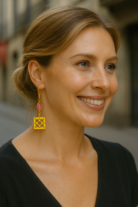 Pendientes de acero inoxidable dorado con la Flor de Barcelona y lagrimitas rosa para mujer.