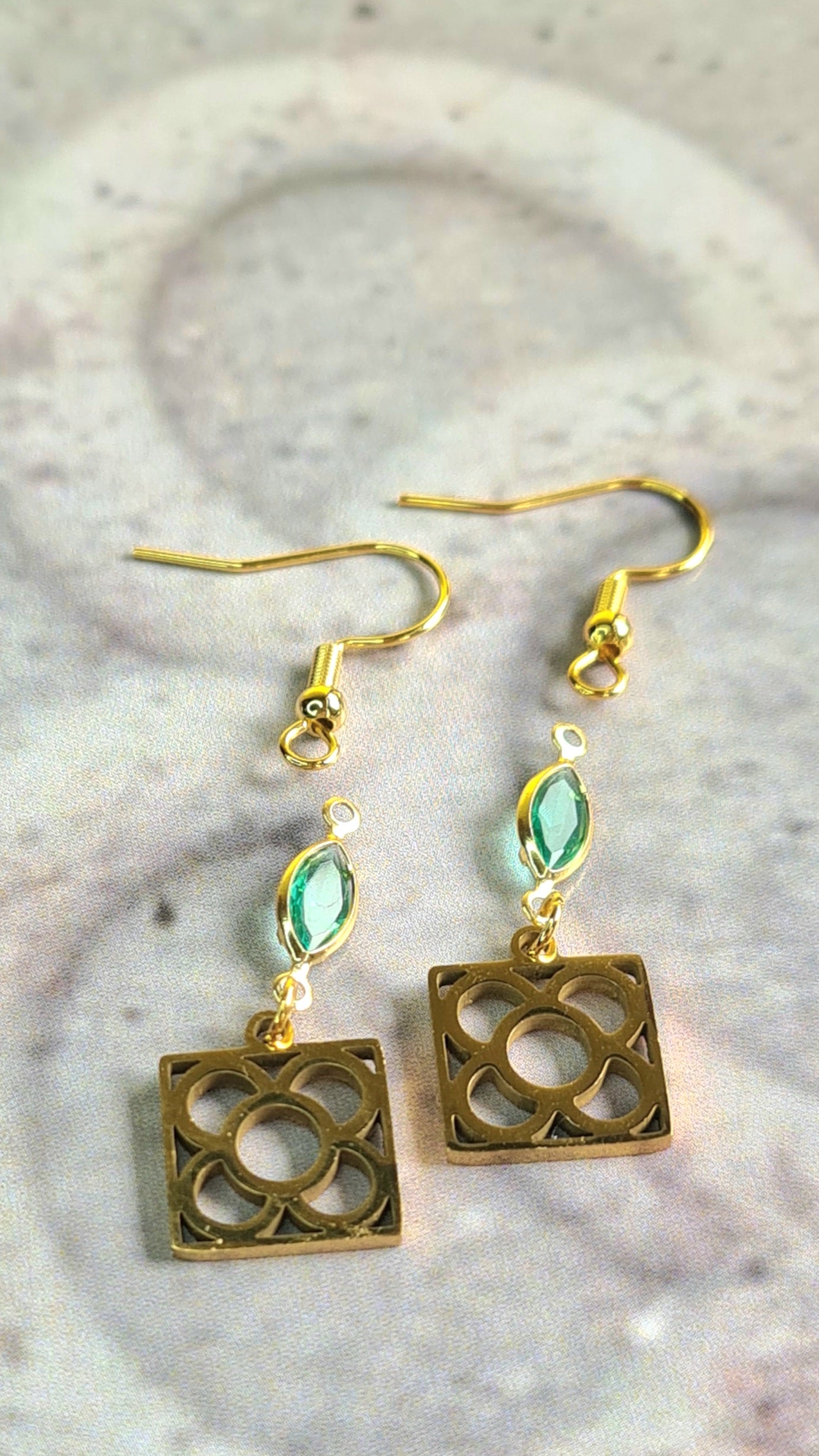 Pendientes de acero inoxidable dorado con la Flor de Barcelona y lagrimitas verde para mujer.