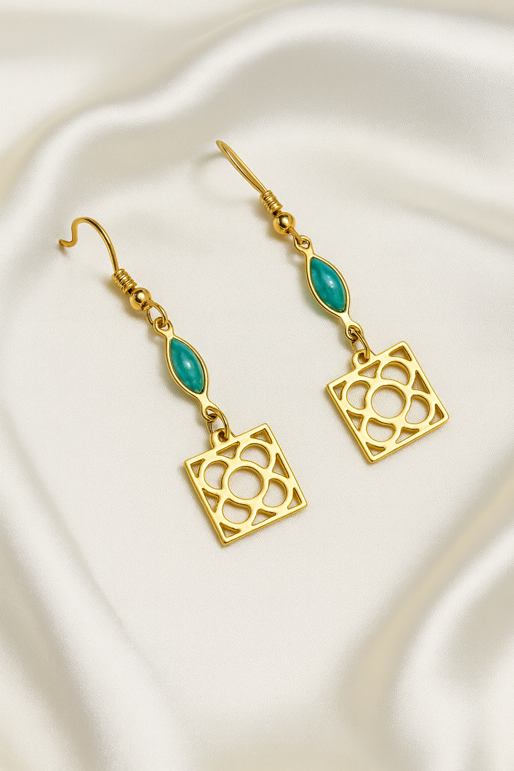 Pendientes de acero inoxidable dorado con la Flor de Barcelona y lagrimitas verde para mujer.