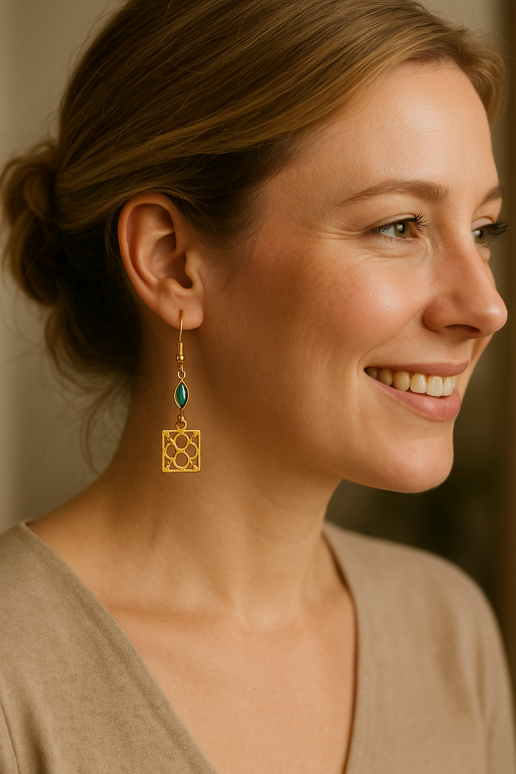 Pendientes de acero inoxidable dorado con la Flor de Barcelona y lagrimitas verde para mujer.