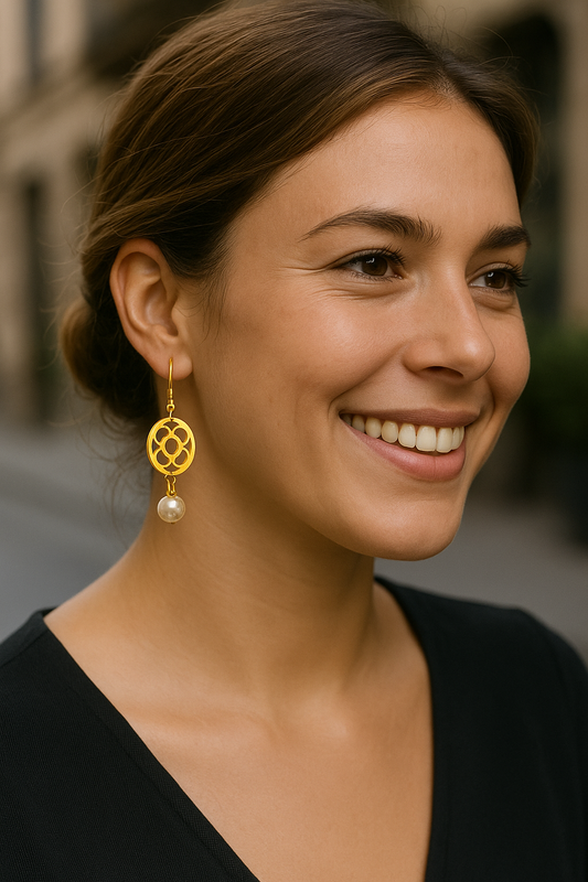 Pendientes de acero inoxidable dorado con la Flor de Barcelona circular y perla colgante para mujer.